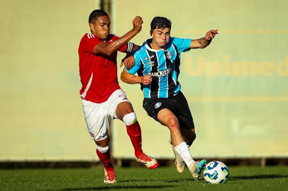 Lance do Gre-Nal válido pelo Brasileirão sub-20<!-- NICAID(16081750) -->