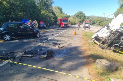 Uma mulher de 30 anos e um homem, motoristas de um automóvel e de um utilitário estão entre as vítimas./ Eles foram identificados pela policia civil de Nova prata como Viviane Alves da Silva e André Munaro Lima./ O acidente ocorreu por volta das 11h da manhã de hoje no km 154.// O trânsito segue bloqueado no local./ A policia rodoviária federal orienta o desvio por dentro do município.///<!-- NICAID(16030079) -->
