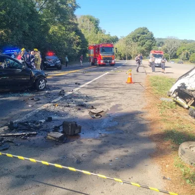 Uma mulher de 30 anos e um homem, motoristas de um automóvel e de um utilitário estão entre as vítimas./ Eles foram identificados pela policia civil de Nova prata como Viviane Alves da Silva e André Munaro Lima./ O acidente ocorreu por volta das 11h da manhã de hoje no km 154.// O trânsito segue bloqueado no local./ A policia rodoviária federal orienta o desvio por dentro do município.///<!-- NICAID(16030079) -->