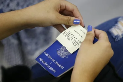 PORTO ALEGRE, RS, BRASIL, 29-01-2018: Estudantes em busca de vagas de estágio durante o verão, no CIEE de Porto Alegre. (FOTO FÉLIX ZUCCO/AGÊNCIA RBS, Editoria SuaVida).<!-- NICAID(13388475) -->