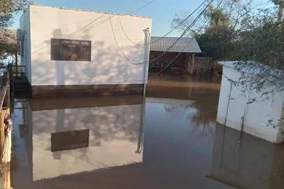 NOVA SANTA RITA, RS, BRASIL - 27/06/2025 - Rios avança por Nova Santa Rita, na Região Metropolitana, e obriga pessoas a deixarem suas casas<!-- NICAID(16069200) -->