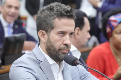 Em uma sessão que terminou em tumulto, o Conselho de Ética da Câmara dos Deputados arquivou uma representação do PL contra o deputado federal André Janones (Avante-MG) pela prática de "rachadinha" (quando parte dos salários de funcionários do gabinete são repassadas ao parlamentar). <!-- NICAID(15781533) -->