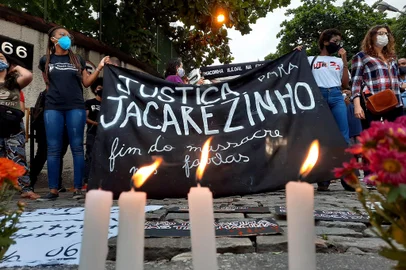 Manifestantes protestam contra operação na favela do JacarezinhoRJ - VIOLÊNCIA/RIO/JACAREZINHO/MORTES/PROTESTO - GERAL - Manifestantes realizam um protesto contra a operação da Polícia Civil na qual 25   pessoas morreram, em frente à Cidade da Polícia,  no Rio de Janeiro, na manhã   desta sexta-feira, 07. A operação policial na favela do Jacarezinho, na zona norte   do Rio, deixou 25 pessoas mortas na manhã da quinta-feira, 06. A incursão da   Polícia Civil ocorreu para apurar o suposto aliciamento de menores e o sequestro   de trens da SuperVia pela maior facção do tráfico no Estado, o Comando Vermelho.    07/05/2021 - Foto: WILTON JUNIOR/ESTADÃO CONTEÚDOEditoria: GERALLocal: RIO DE JANEIROIndexador: WILTON JUNIORFonte: ESTADÃƒO CONTEÃšDOFotógrafo: ESTADÃO CONTEÚDO<!-- NICAID(14777547) -->