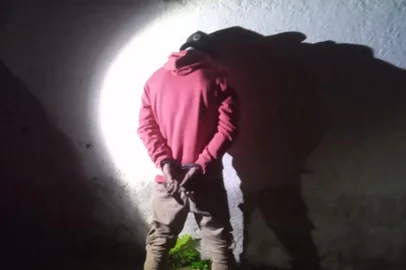 Dois homens são presos furtando cabos durante a madrugada<!-- NICAID(15124426) -->