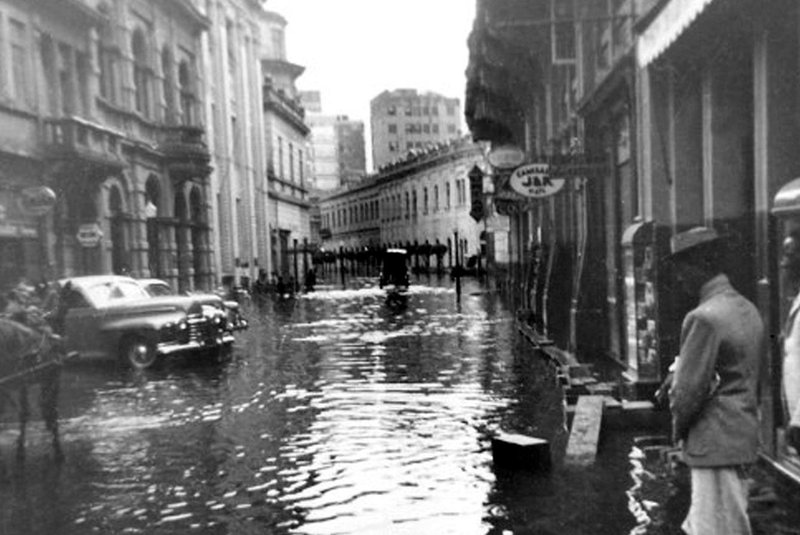 A enchente de 1941, inundou as ruas centrais de Porto Alegre.<!-- NICAID(14603303) -->