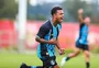 Grêmio assina renovação com atacante da base e define multa rescisória milionária