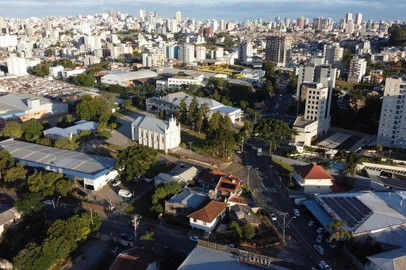 CAXIAS DO SUL, RS, BRASIL, 08/04/2020. Vistas aéreas da cidade. Na foto, rua Matteo Gianella, próximo da igreja Santa Catarina. (Porthus Junior/Agência RBS)<!-- NICAID(14472535) -->