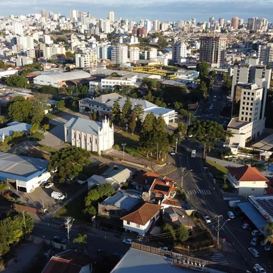 CAXIAS DO SUL, RS, BRASIL, 08/04/2020. Vistas aéreas da cidade. Na foto, rua Matteo Gianella, próximo da igreja Santa Catarina. (Porthus Junior/Agência RBS)<!-- NICAID(14472535) -->