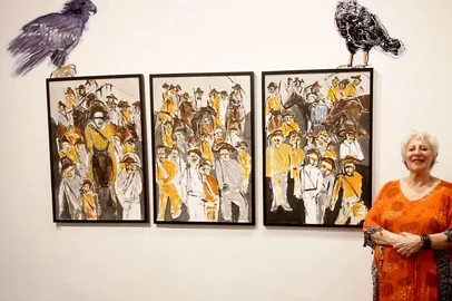 Graça Craidy / Divulgação Mostra da artista visual Graça Craidy, que já esteve em São Paulo, Rio de Janeiro, Niterói e Porto Alegre, fica em cartaz na cidade até 29 de outubro.A exposição “Grande Sertão”, da artista visual gaúcha Graça Craidy, será aberta no dia 2 de outubro, às 20h, na Galeria Gerd Bornheim da Casa da Cultura Percy Vargas de Abreu e Lima – Rua Dr. Montaury, 1333, Centro. Com entrada gratuita, a mostra poderá ser vista até 29/10, de segunda a sexta das 10h às 18h, e sábado das 10h às 16.LEGENDA: artista visual Graça Craidy ao lado do tríptico que mostra bando de jagunços<!-- NICAID(16365450) -->