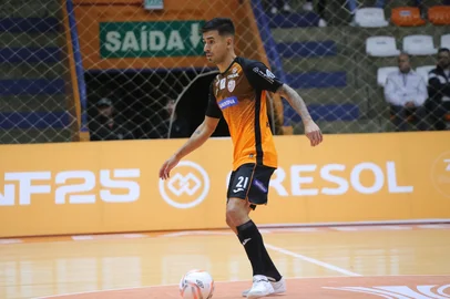 Renatinho não é mais atleta da ACBF. Em comum acordo, o atleta e o clube acertaram a rescisão contratual. O ala solicitou o desligamento do clube para negociar com outra equipe. <!-- NICAID(16057375) -->