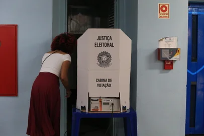PORTO ALEGRE, RS, BRASIL, 30/10/2022- Fila dos mesário para receberem as urnas eletronicas, no colégio Bom Conselho. Foto: Ronaldo Bernardi / Agencia RBS<!-- NICAID(15249796) -->