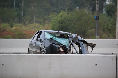 GRAVATAÍ, RS, BRASIL, 15-09-2025: Acidente de trânsito. Duas pessoas morreram em um acidente de trânsito na madrugada desta segunda-feira (15) na RS-118, em Gravataí. Foto: Ronaldo Bernardi/Agência RBS<!-- NICAID(16124204) -->