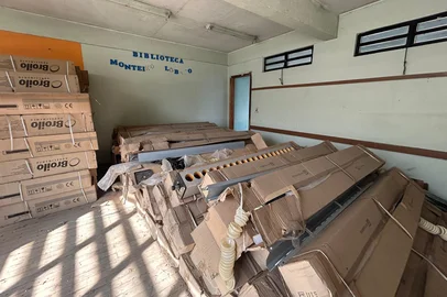 Equipamentos novos comprados pela prefeitura de Porto Alegre estão parados em prédio de escola abandonada na Zona Norte<!-- NICAID(16051111) -->