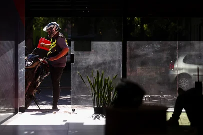 PORTO ALEGRE, RS, BRASIL, 18-02-2026: Porto Alegre possui hoje três pontos de apoio para entregadores do aplicativo IFood. A estrutura contempla área de descanso, mesas e cadeiras para refeições, além de geladeira e microondas. Foto: Bruno Todeschini/Agência RBS<!-- NICAID(16227930) -->