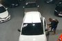 Vídeo mostra homem roubando carro em revenda