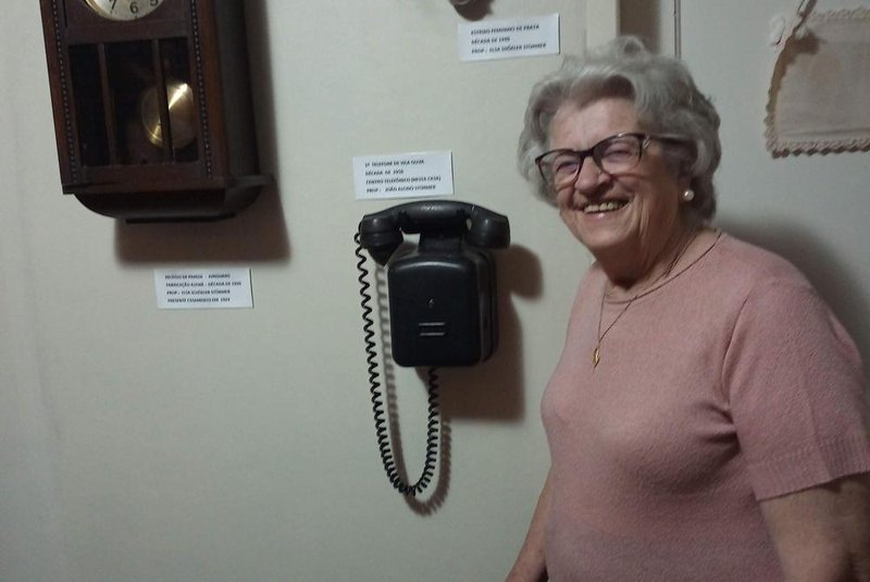 Inês Marlene Stürmer Raimann, proprietária do Recanto da Vovó, pousada que atende os peregrinos do Caminho de Caravaggio em Vila Oliva. Dona Marlene, como é conhecida, completa 86 anos neste sábado (28). O casarão que abriga a pousada fica no terreno da antiga casa família, que abrigou alguns dos primeiros serviços oferecidos à população de Vila Oliva (correios, rodoviária, subprefeitura etc), além da primeira televisão e telefone da comunidade.<!-- NICAID(15581212) -->