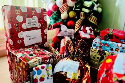 Em clima de Natal, a agência dos Correios do bairro Moinhos de Vento, em Porto Alegre, está recebendo os presentes dos voluntários que adotaram cartinhas escritas pelas crianças com seus pedidos ao Bom Velhinho. Patins, skates, bonecas, bolas e material escolar fazem parte dos desejos, que vêm acompanhados de desenhos.<!-- NICAID(15921059) -->