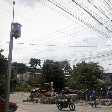 Porto Alegre, RS, Brasil, 15-01-2025: Totem com câmera 360 graus e alto-falantes instalado na rua da Represa, considerada área de risco no bairro Aparício Borges. Novo sistema de monitoramento e alerta climático entra em operação em Porto Alegre. Foto: Mateus Bruxel / Agência RBSIndexador: MATEUS BRUXEL<!-- NICAID(15954146) -->