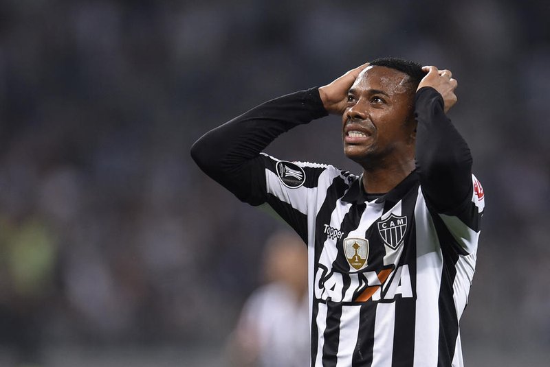 Robinho of Brazil's Atletico Mineiro gestures during their 2017 Copa Libertadores match against Bolivia's Wilstermann held at Mineirao stadium, in Belo Horizonte, Brazil, on August 9, 2017. (Photo by DOUGLAS MAGNO / AFP)Editoria: SPOLocal: Belo HorizonteIndexador: DOUGLAS MAGNOSecao: soccerFonte: AFPFotógrafo: STR<!-- NICAID(14993816) -->