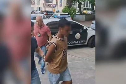 Vnededor é preso no RJ após tentar vender churrasquinho de R$ 10 mil para turista britânica <!-- NICAID(16265924) -->