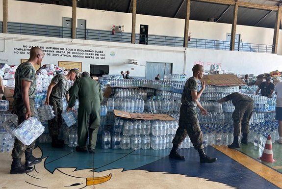 Doações para o RS, atingido por chuva e enchentes, são entregues na base aérea de Brasília.<!-- NICAID(15758739) -->