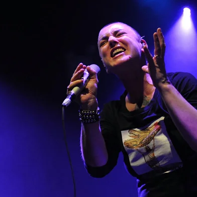 (FILES) Irish singer Sinead O'Connor performs at the Highline Ballroom in New York City on February 23, 2012. Irish pop singer Sinead O'Connor, who shot to fame in the 1990s, has died at the age of 56, Irish media reported on July 26, 2023. In a statement her family said it was with "great sadness that we announce the passing of our beloved Sinead. Her family and friends are devastated and have requested privacy at this very difficult time," Irish national broadcaster RTE reported. (Photo by Jason Kempin / GETTY IMAGES NORTH AMERICA / AFP)Editoria: ACELocal: New YorkIndexador: JASON KEMPINSecao: musicFonte: GETTY IMAGES NORTH AMERICAFotógrafo: STR<!-- NICAID(15493402) -->