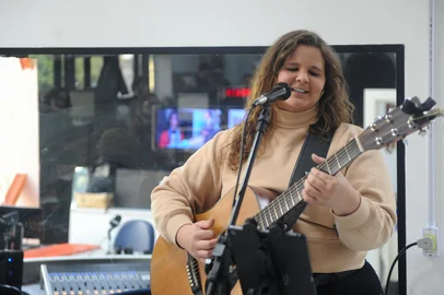 CAXIAS DO SUL, RS, BRASIL, 11/05/2023. Daia, cantora, musicista e podcaster, se apresentou na tarde de quinta (11) no Prêmio RBS de Jornalisto, Esporte e Entretenimento, na sede do Grupo RBS em Caxias do Sul. (Bruno Todeschini/Agência RBS)Indexador: BTK<!-- NICAID(15426171) -->