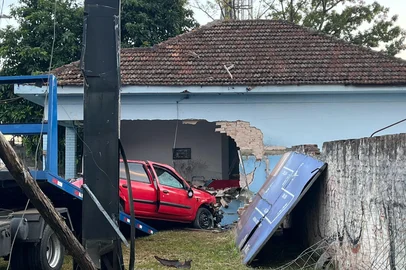 Carro invade casa as margens da br-116<!-- NICAID(15998450) -->