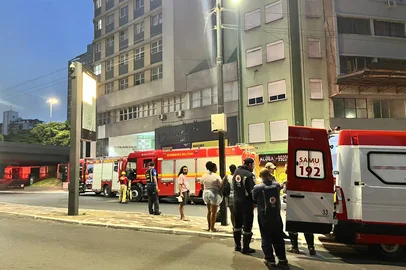 Fogo começou por volta das 4h desta sexta-feira (30) na parte interna do prédio de 20 andares.