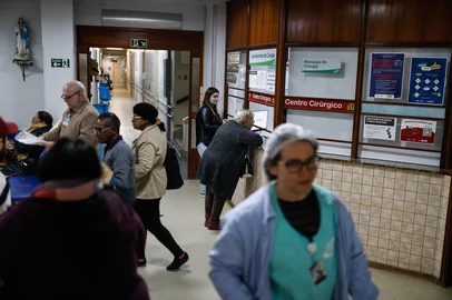 Entrada Bloco CirúrgicoPorto Alegre, RS, Brasil, 02-06-2025: Grupo hospital Conceição começa atendimento noturno para desafogar emergências. Bloco cirúrgico operará à noite para abrir mais horários para atendimento eletivo durante o dia. Foto: Renan Mattos / Agência RBS<!-- NICAID(16051161) -->