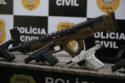 PORTO ALEGRE, RS, BRASIL, 26/04/2023- Coletiva de imprensa sobre apreensão de grande arsenal de armas de fogo de facção criminosa em Porto Alegre. Foram apreendidos fuzis, pistolas, munições, coletes balísticos, além de drogas. Duas pessoas foram presas durante a ação. Foto: Ronaldo Bernardi / Agencia RBS<!-- NICAID(15412228) -->