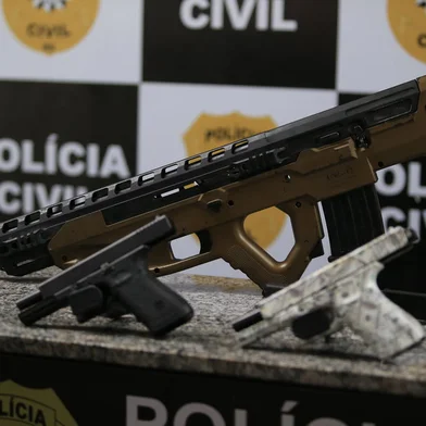 PORTO ALEGRE, RS, BRASIL, 26/04/2023- Coletiva de imprensa sobre apreensão de grande arsenal de armas de fogo de facção criminosa em Porto Alegre. Foram apreendidos fuzis, pistolas, munições, coletes balísticos, além de drogas. Duas pessoas foram presas durante a ação. Foto: Ronaldo Bernardi / Agencia RBS<!-- NICAID(15412228) -->