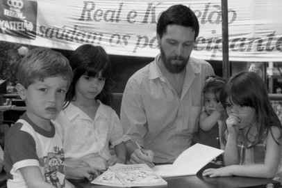 Escritor Marco Celso Viola autografa o livro "O Feiticeiro e a Taça".VII Feira do Livro Infantil, em 1985.Sessão de autógrafos.-#ENVELOPE: 37475<!-- NICAID(16100890) -->