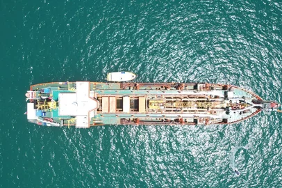 Navio do tipo draga faz obra de alargamento da faixa de areia na Praia dos Ingleses - Foto: DTA Engenharia/Prefeitura de Florianópolis/Divulgação<!-- NICAID(15338513) -->