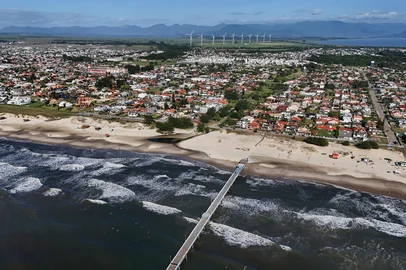 XANGRI-LÁ, RS, BRASIL -  07.02.2025: Novos estudos realizados pelo MPF questionam a viabilidade de acordo para tratamento de esgoto no município de Xangri-lá. Ação pede anulação da licença para lançamento de efluentes tratados no Rio Tramandaí (RS). (Fotos: Duda Fortes/Agencia RBS)<!-- NICAID(15971136) -->