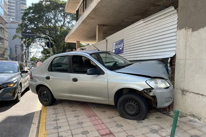 Carro invade obra depois de colisão no centro de Passo Fundo<!-- NICAID(16002759) -->