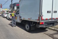 Em Caxias do Sul, a Fiscalização de Trânsito da Secretaria Municipal de Trânsito, Transportes e Mobilidade (SMTTM), em parceria com a Brigada Militar, realizou na manhã desta quarta-feira (12), uma blitz com foco em veículos de carga. <!-- NICAID(16165866) -->