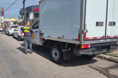 Em Caxias do Sul, a Fiscalização de Trânsito da Secretaria Municipal de Trânsito, Transportes e Mobilidade (SMTTM), em parceria com a Brigada Militar, realizou na manhã desta quarta-feira (12), uma blitz com foco em veículos de carga. <!-- NICAID(16165866) -->