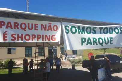 Um protesto encabeçado por um guia turístico de Cambará do Sul, na manhã desta terça-feira (12), pediu a redução do valor dos ingressos cobrados pela Urbia Cânios Verdes para a acesso aos Parques Nacionais dos Aparados da Serra e da Serra Geral. A empresa é a concessionária das áreas de visitação e cobra atualmente R$97,00 pelo bilhete que permite até três acessos aos dois parques pelo período de sete dias. A passeata se concentrou na Casa do Turista, passou pelo escritório da Urbia e teve fim na praça central da cidade.  <!-- NICAID(15703232) -->