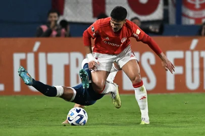 Nacional's defender Leandro Lozano (L) fights for the ball with Internacional's midfielder Romulo Zwarg during the Copa Libertadores group stage second leg football match between Uruguay's Nacional and Brazil's Internacional at the Gran Parque Central stadium in Montevideo on June 7, 2023. (Photo by Pablo PORCIUNCULA / AFP)Editoria: SPOLocal: MontevideoIndexador: PABLO PORCIUNCULASecao: soccerFonte: AFPFotógrafo: STF<!-- NICAID(15450885) -->