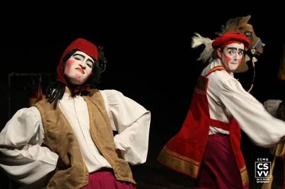 O projeto Arte no Moinho, idealizado pelo Grupo Ueba Produtos Notáveis, segue para o seu terceiro final de semana. Desta vez, o grupo teatral caxiense recebe, no Centro Cultural Moinho da Cascata, em Caxias do Sul, a Makki Produções, de Estância Velha, que presenteará o público com o seu teatro para crianças de todas as idades. No sábado (29), haverá apresentação do espetáculo O Incrível Caso do Sumiço das Letras, do repertório do Grupo Ueba, e no domingo (30), será a vez da Makki Produções apresentar A Princesa Engasgada, uma comédia infantil para todas as idades que utiliza a linguagem da farsa como forma de expressão e traz uma montagem dinâmica e muito colorida, com figurinos e ambientação que remetem às cortes medievais. As duas atrações estão programadas para as 16h e são direcionadas ao público de todas as idades, com entrada gratuita e assentos limitados por ordem de chegada.Foto: "A Princesa Engasgada", da Makki Produções<!-- NICAID(16003866) -->