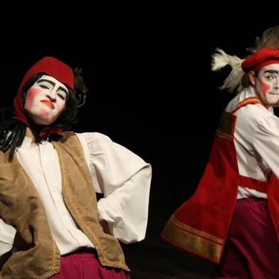 O projeto Arte no Moinho, idealizado pelo Grupo Ueba Produtos Notáveis, segue para o seu terceiro final de semana. Desta vez, o grupo teatral caxiense recebe, no Centro Cultural Moinho da Cascata, em Caxias do Sul, a Makki Produções, de Estância Velha, que presenteará o público com o seu teatro para crianças de todas as idades. No sábado (29), haverá apresentação do espetáculo O Incrível Caso do Sumiço das Letras, do repertório do Grupo Ueba, e no domingo (30), será a vez da Makki Produções apresentar A Princesa Engasgada, uma comédia infantil para todas as idades que utiliza a linguagem da farsa como forma de expressão e traz uma montagem dinâmica e muito colorida, com figurinos e ambientação que remetem às cortes medievais. As duas atrações estão programadas para as 16h e são direcionadas ao público de todas as idades, com entrada gratuita e assentos limitados por ordem de chegada.Foto: "A Princesa Engasgada", da Makki Produções<!-- NICAID(16003866) -->