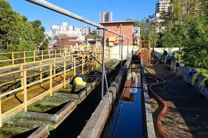 PORTO ALEGRE, RS, BRASIL - 07/07/2025 - A falta de água que atinge bairros da Zona Norte de Porto Alegre deve se estender até a conclusão da limpeza de tanques de flocodecantação da Estação de Tratamento de Água São João (ETA São João). O sistema é responsável pelo abastecimento de 34 bairros da Zona Norte. (Foto: Paulo Rocha/Agencia RBS)<!-- NICAID(16075267) -->