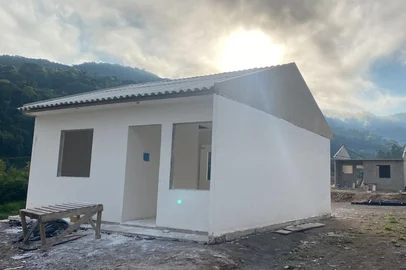 Prazo para entrega de 24 casas às famílias atingidas pela enchente em Santa Tereza é adiado novamente<!-- NICAID(16025999) -->