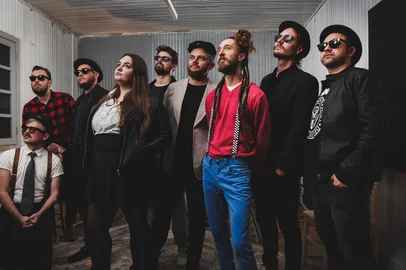 Registro oficial da banda chega com quatro faixas autorais e lançamento no espaço Ecoa, em Garibaldi.Legenda: Formada por nove integrantes de Carlos Barbosa e Garibaldi, os Skaçulinhas têm influência de ska, reggae, ritmos latinos e rock'n'roll.<!-- NICAID(16086223) -->