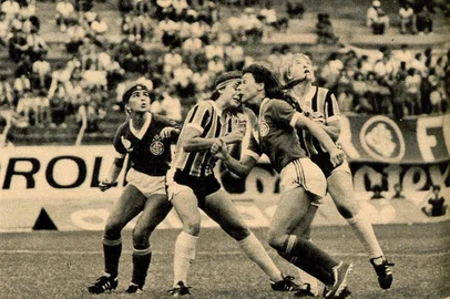 Na imagem, as jogadoras da dupla Gre-Nal se enfrentam pelo Campeonato Gaúcho de 1983. CRÉDITO: Revista Manchete, 10/12/1983 / Fotógrafo Paulo Franken.<!-- NICAID(16238939) -->
