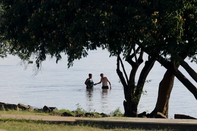 Título da Pauta: Calorão no RSPORTO ALEGRE, RS, BRASIL, 11-02-2026: Porto Alegre e Rio Grande do Sul têm um dos dias mais quentes do ano. Fotos para matéria sobre previsão do tempo. (Foto: André Ávila/Agência RBS)Indexador: Andre Avila<!-- NICAID(16223421) -->