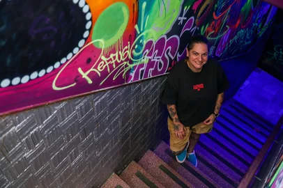 CAXIAS DO SUL, RS, BRASIL, 14/01/2026. Foto do Bar Reffugio. Na foto, Bruna Turmina. (Neimar De Cesero/Agência RBS)Indexador: Neimar De Cesero<!-- NICAID(16204209) -->