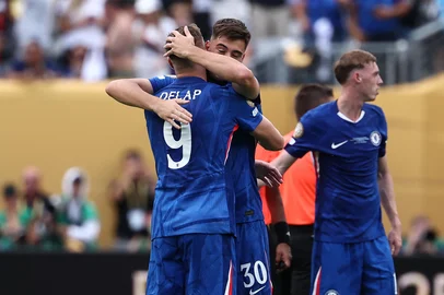 Chelsea's forward #09 Liam Delap and Chelsea's Argentinian defender #30 Aaron Anselmino celebrate after the FIFA Club World Cup 2025 final football match between England's Chelsea and France's Paris Saint-Germain at the MetLife Stadium in East Rutherford, New Jersey on July 13, 2025. (Photo by FRANCK FIFE / AFP)Editoria: SPOLocal: East RutherfordIndexador: FRANCK FIFESecao: soccerFonte: AFPFotógrafo: STF<!-- NICAID(16079669) -->