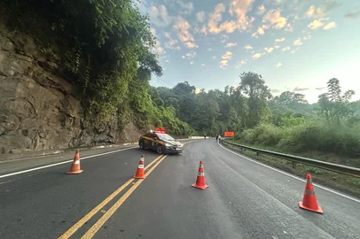 Bloqueio nos dois sentidos da BR-116 em Estância Velha após acidente com morte na madrugada.<!-- NICAID(16019600) -->